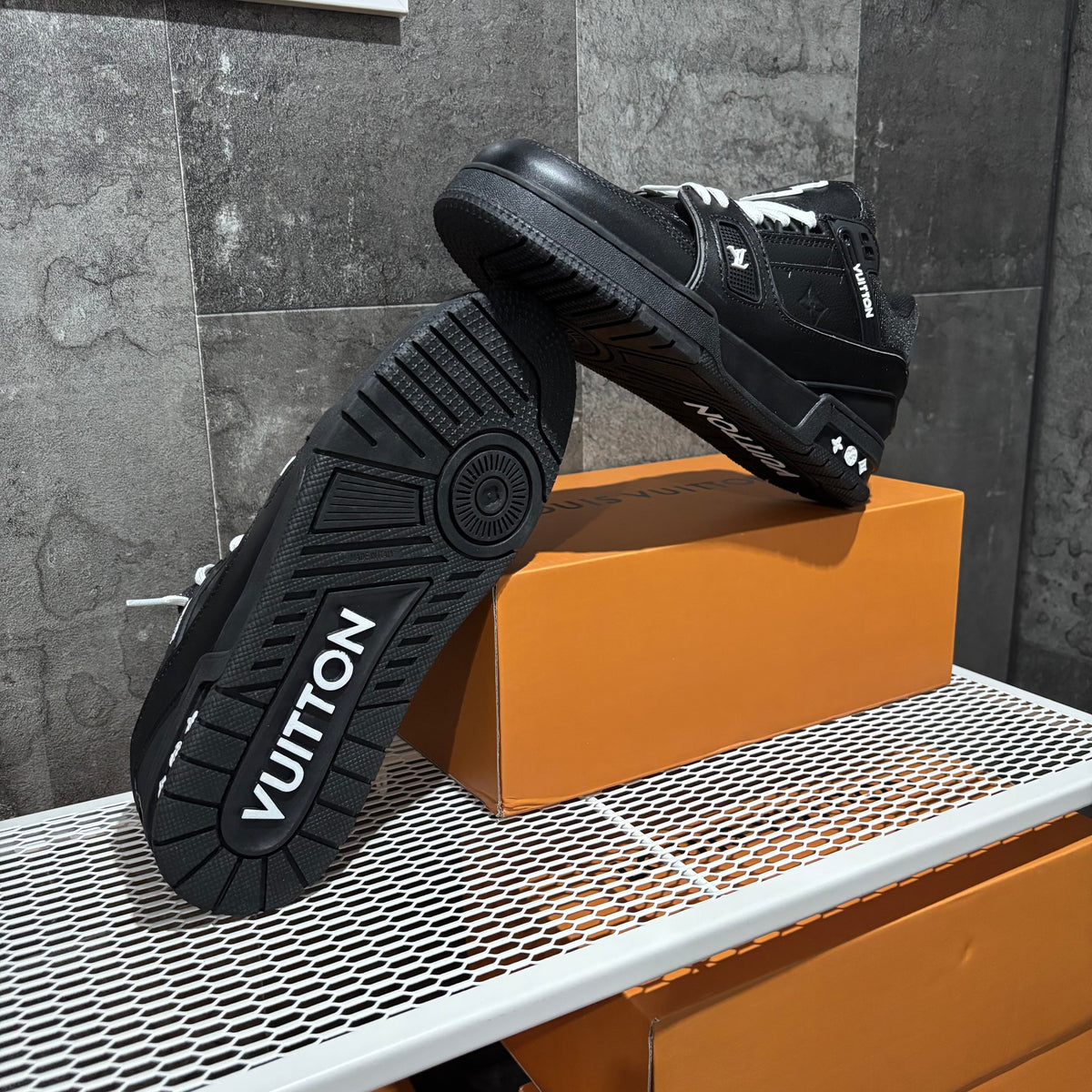 LOUIS VUITTON TRAINER BLACK