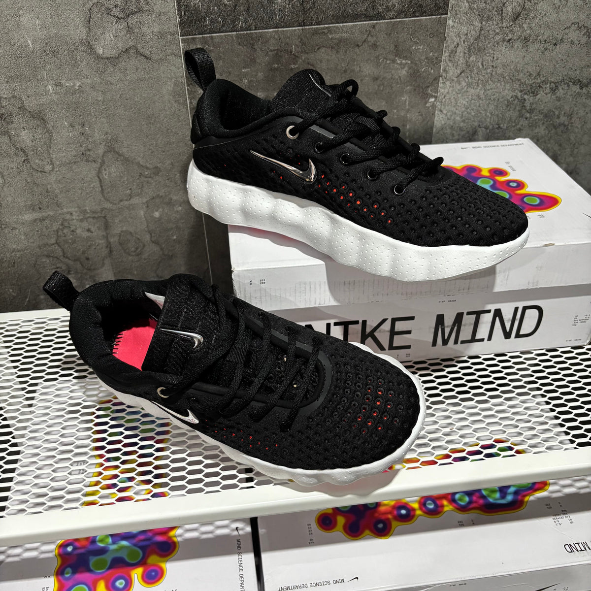 NIKE MIND BLACK & WHITE 002