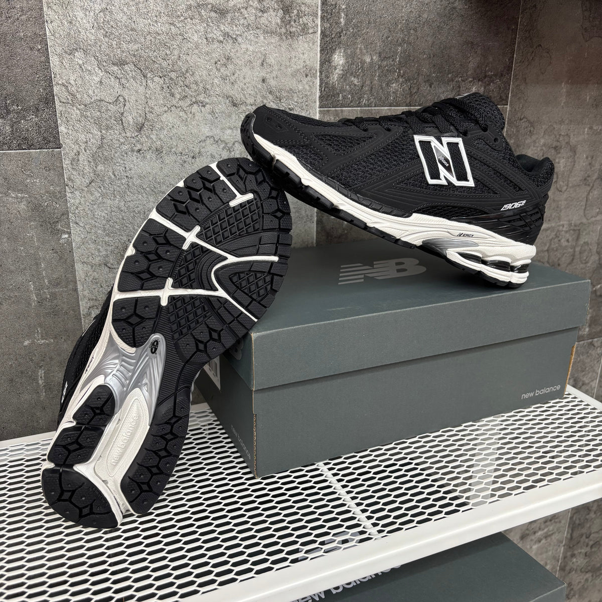 NEW BALANCE BLACK & WHITE 1906R