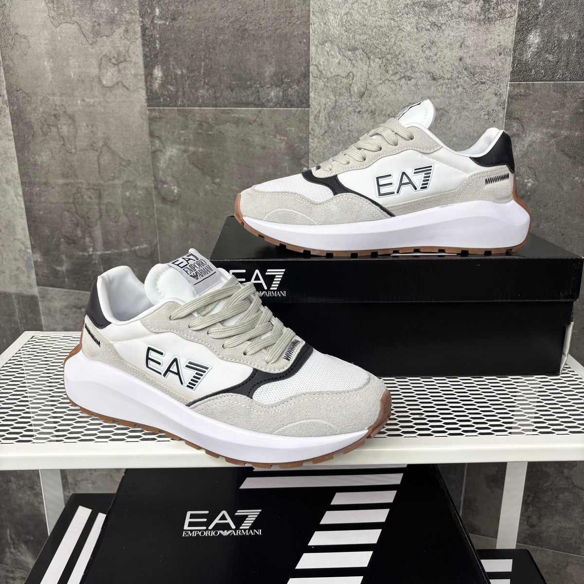 EA7 WHITE & GREY