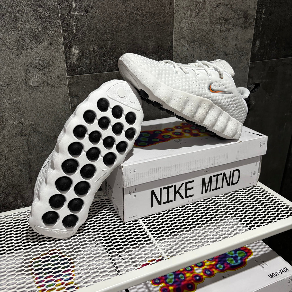 NIKE MIND WHITE & BLACK 002