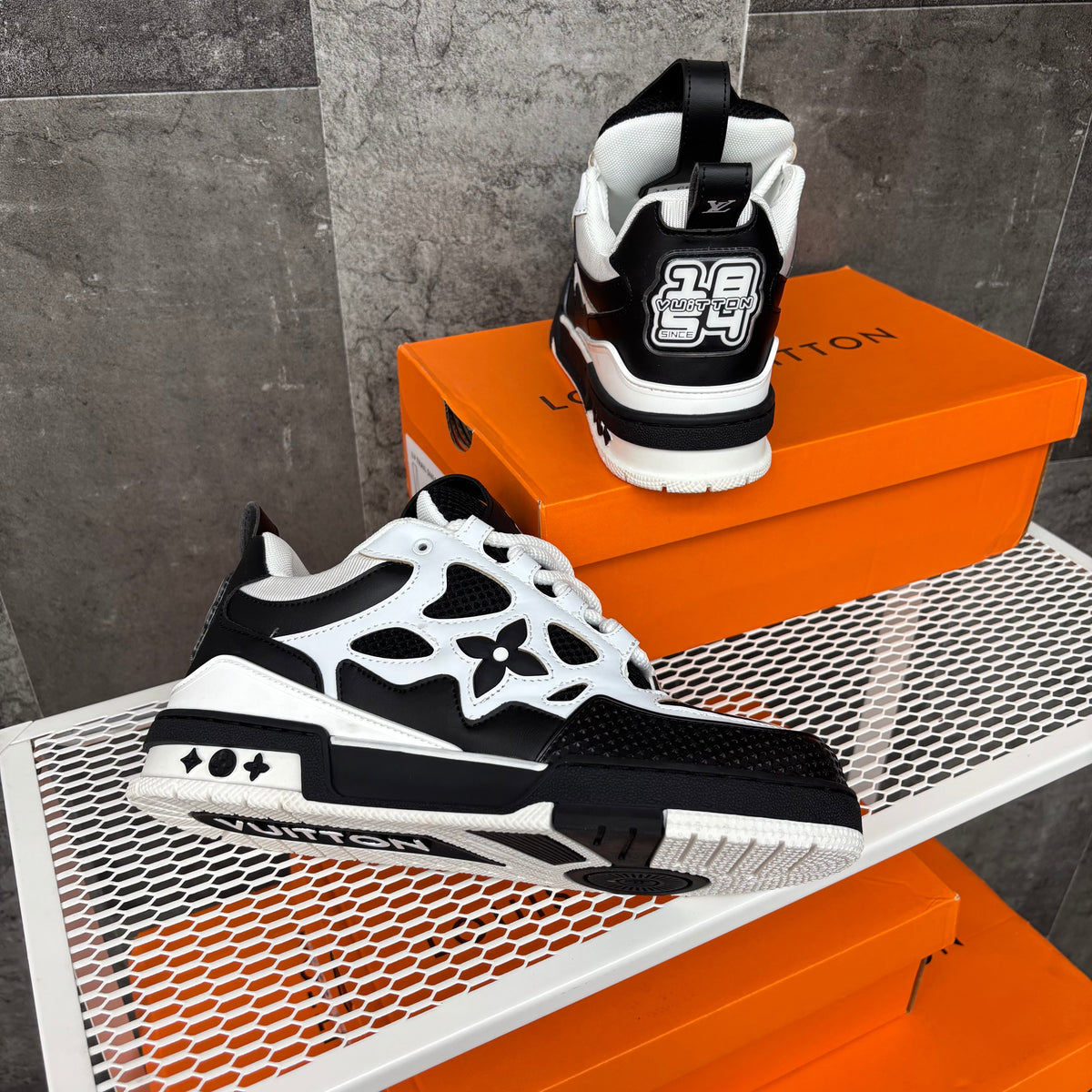 LOUIS VUITTON SKATE WHITE BLACK