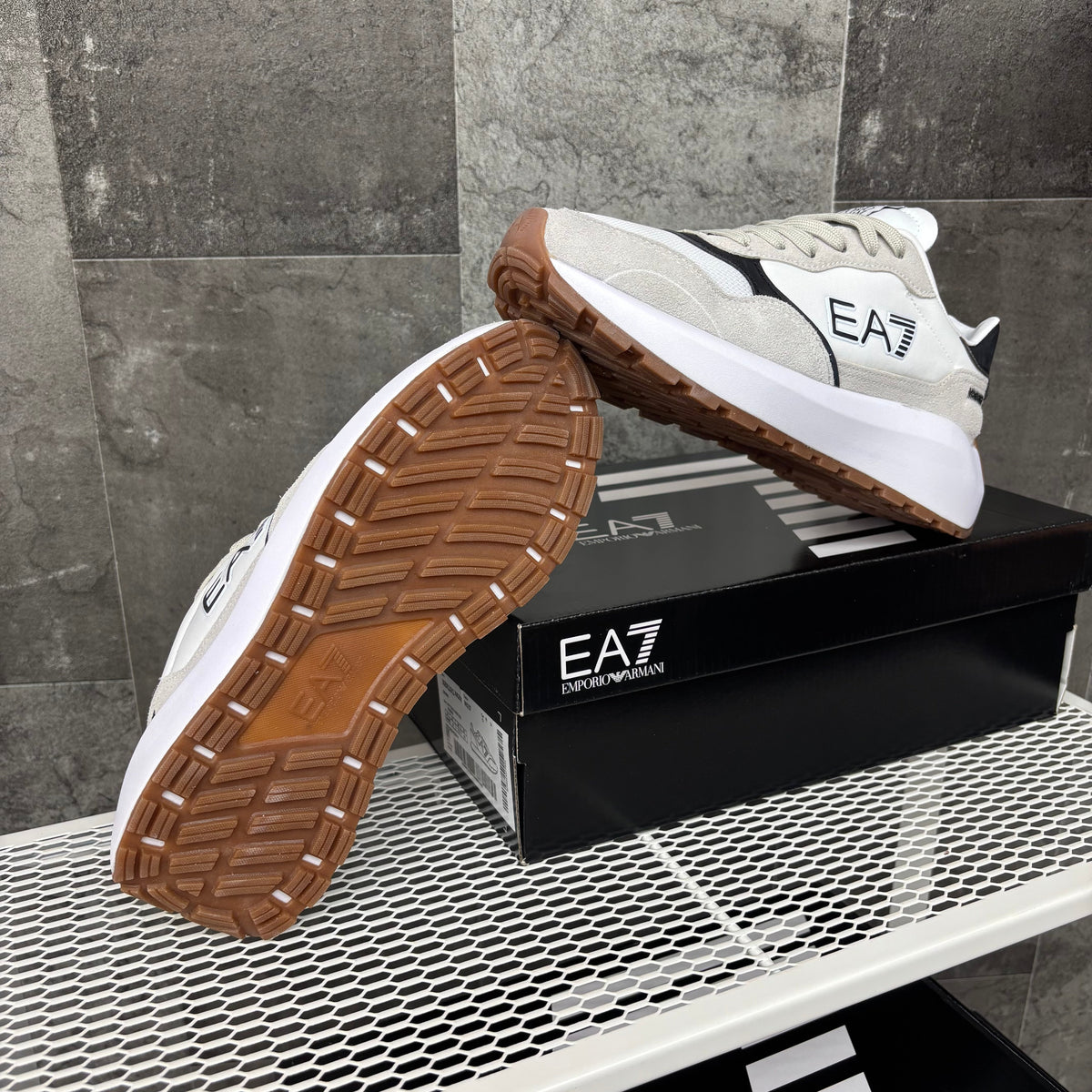 EA7 WHITE & GREY