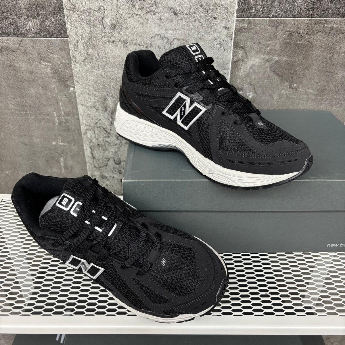 NEW BALANCE BLACK & WHITE 1906R