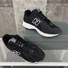 NEW BALANCE BLACK & WHITE 1906R