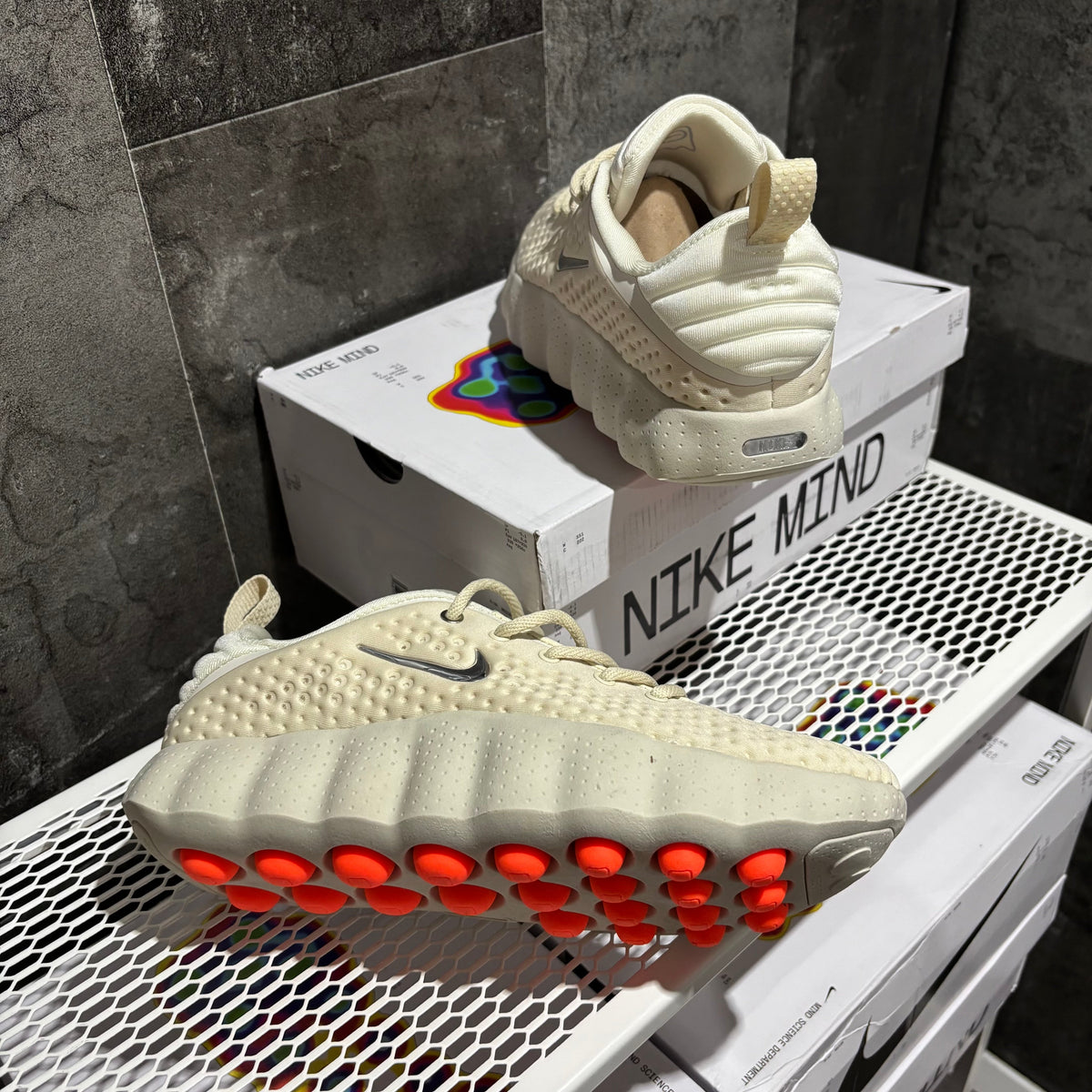 NIKE MIND BEIGE 002
