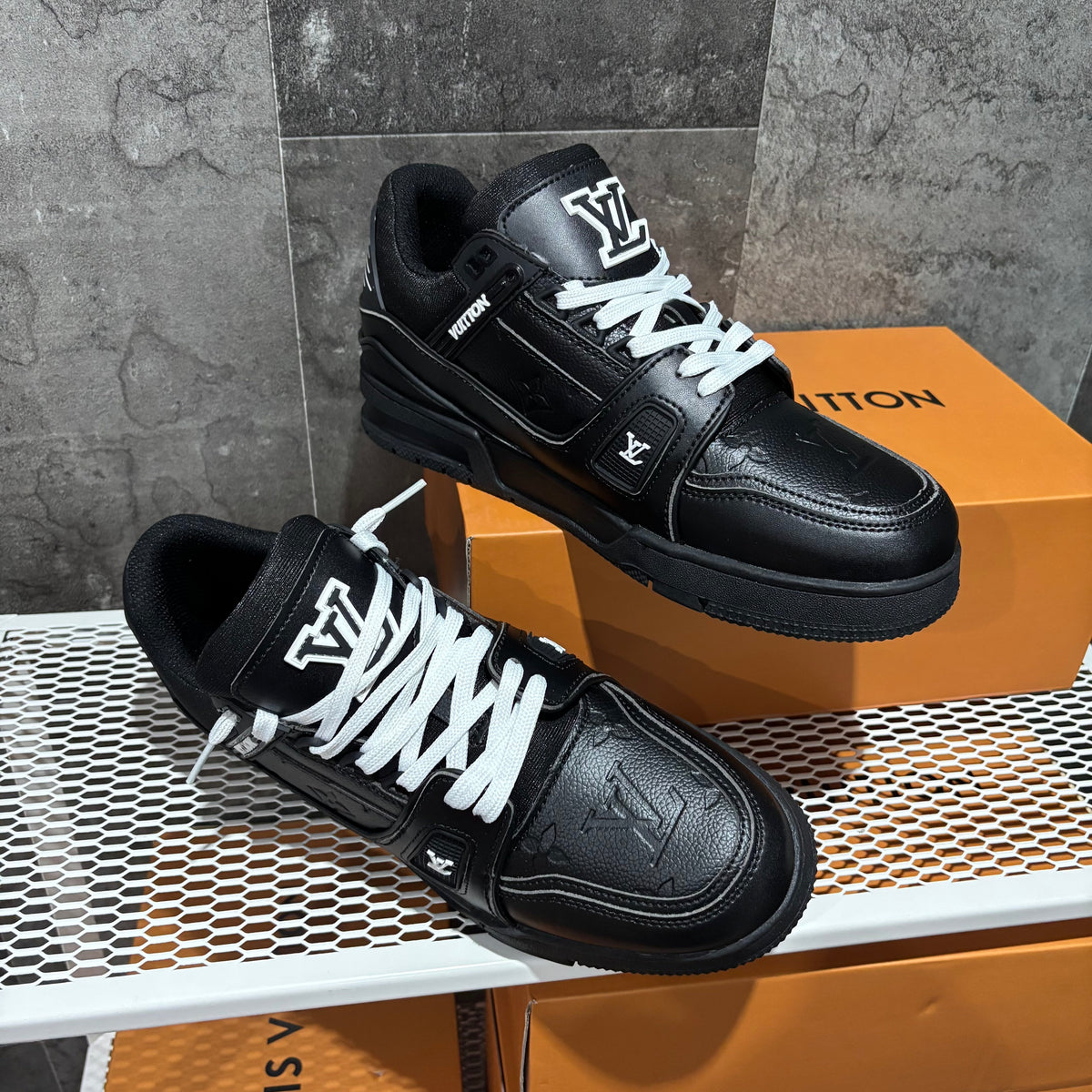 LOUIS VUITTON TRAINER BLACK
