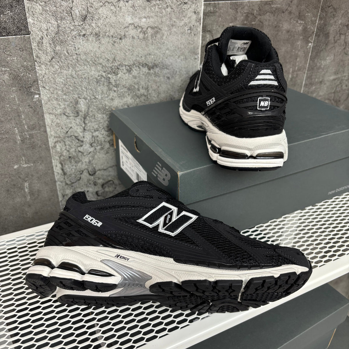 NEW BALANCE BLACK & WHITE 1906R