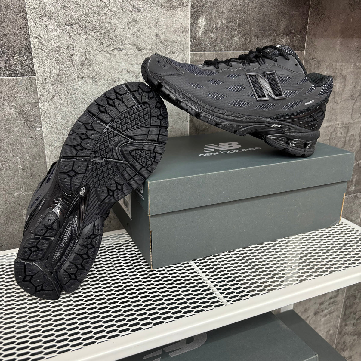 NEW BALANCE ALL BLACK 1906R