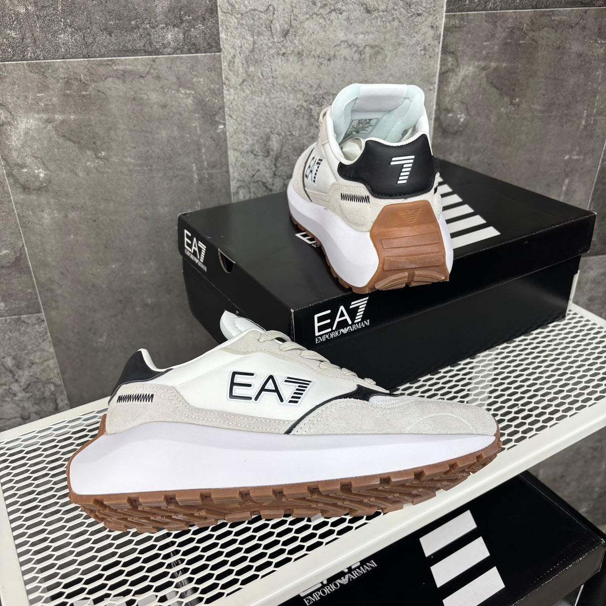 EA7 WHITE & GREY