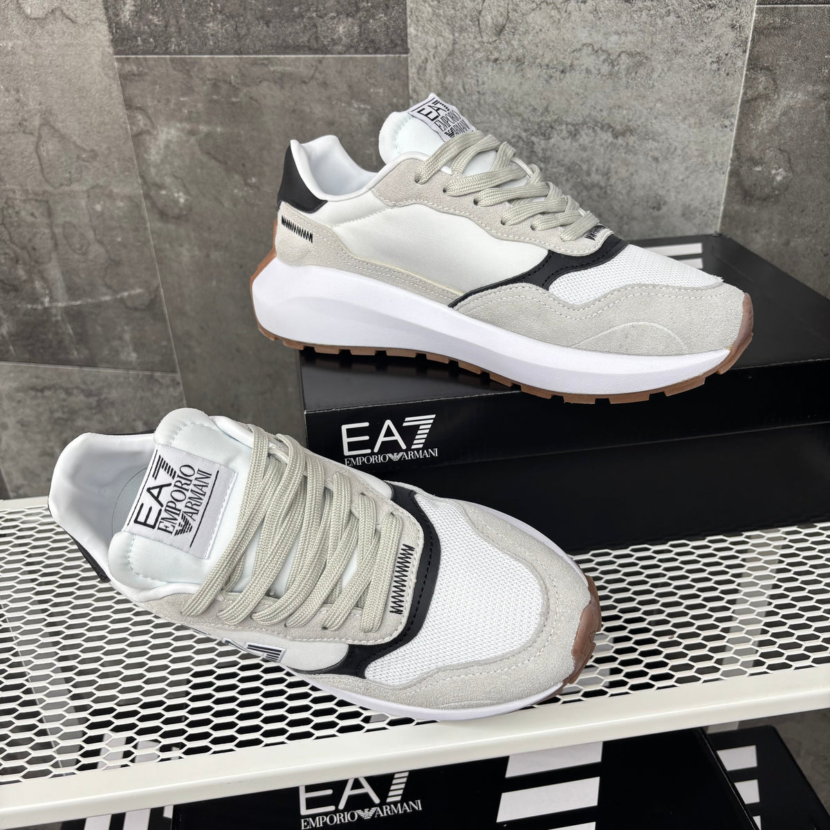 EA7 WHITE & GREY