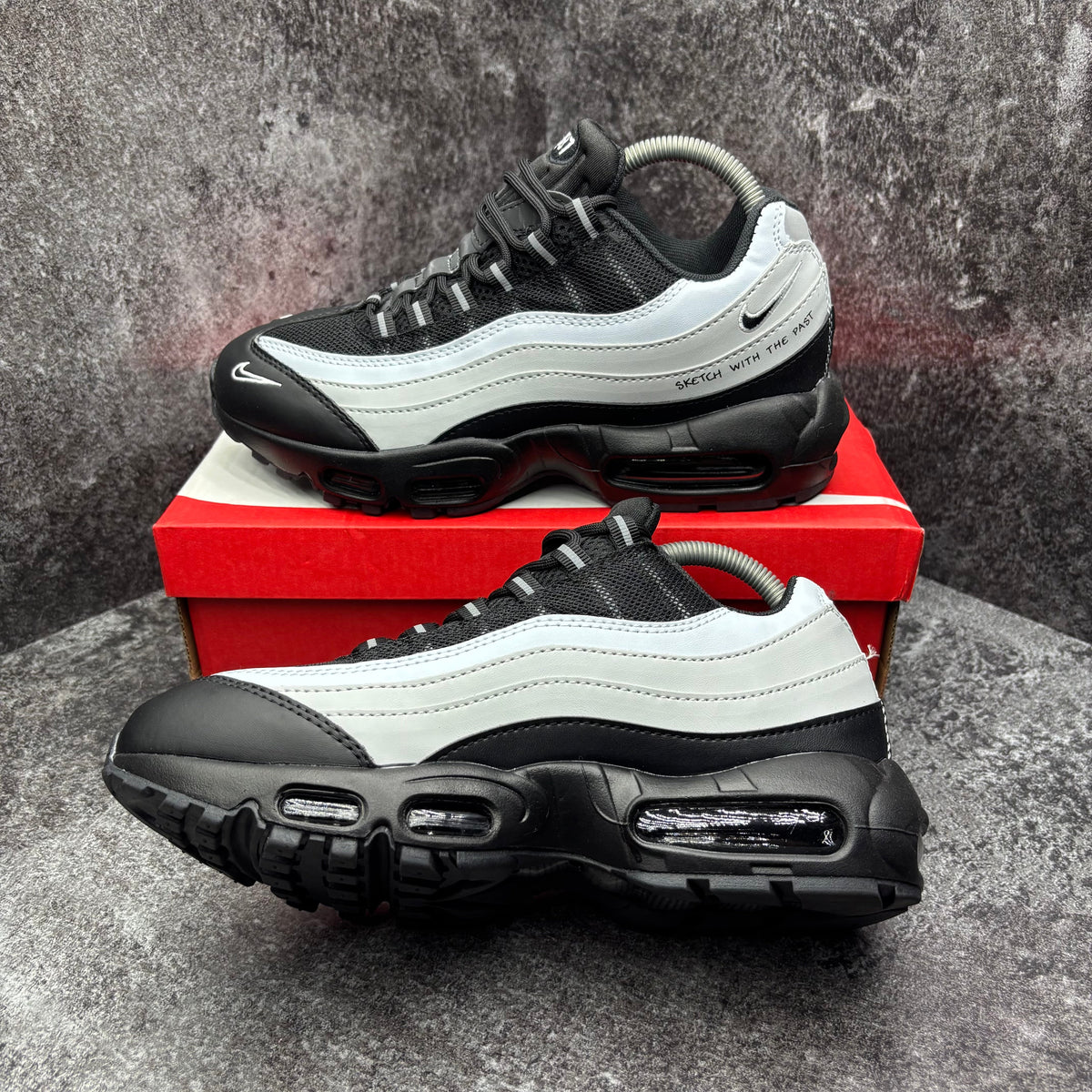 NIKE AIR MAX 95 BLACK & WHITE