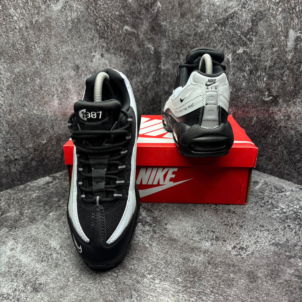 NIKE AIR MAX 95 BLACK & WHITE