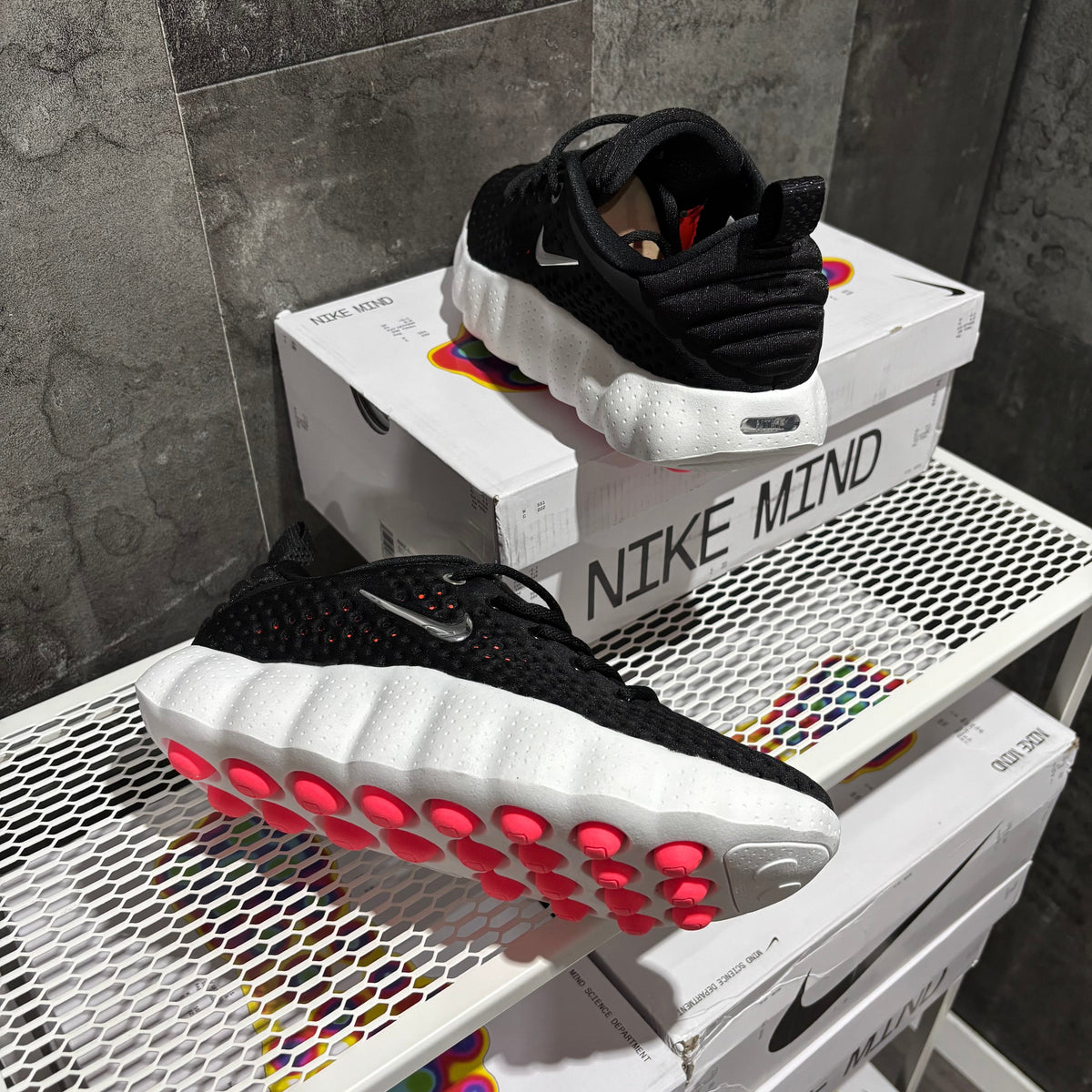 NIKE MIND BLACK & WHITE 002