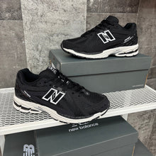 NEW BALANCE BLACK & WHITE 1906R